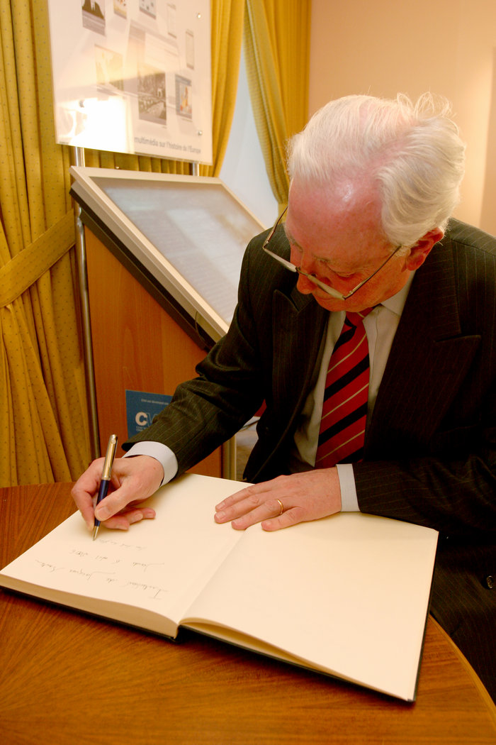Jacques Santer signant le livre d'or du CVCE
