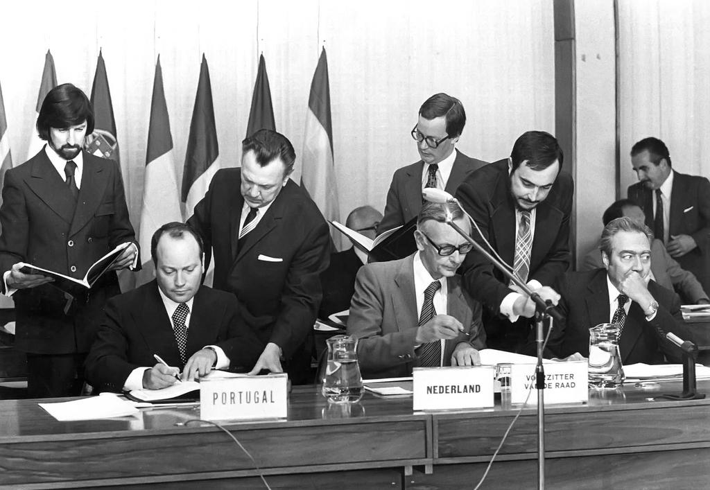 Signing of two protocols to the trade agreement between Portugal and the EEC (Brussels, 20 September 1976)