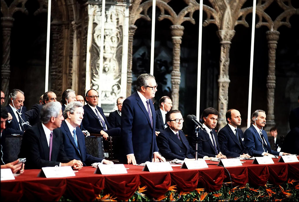 Mário Soares lors de la signature du traité d'adhésion du Portugal aux Communautés européennes (Lisbonne, 12 juin 1985)
