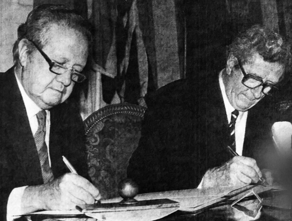 La signature de la déclaration commune sur l'adhésion du Portugal aux Communautés européennes (Dublin, 24 octobre 1984)