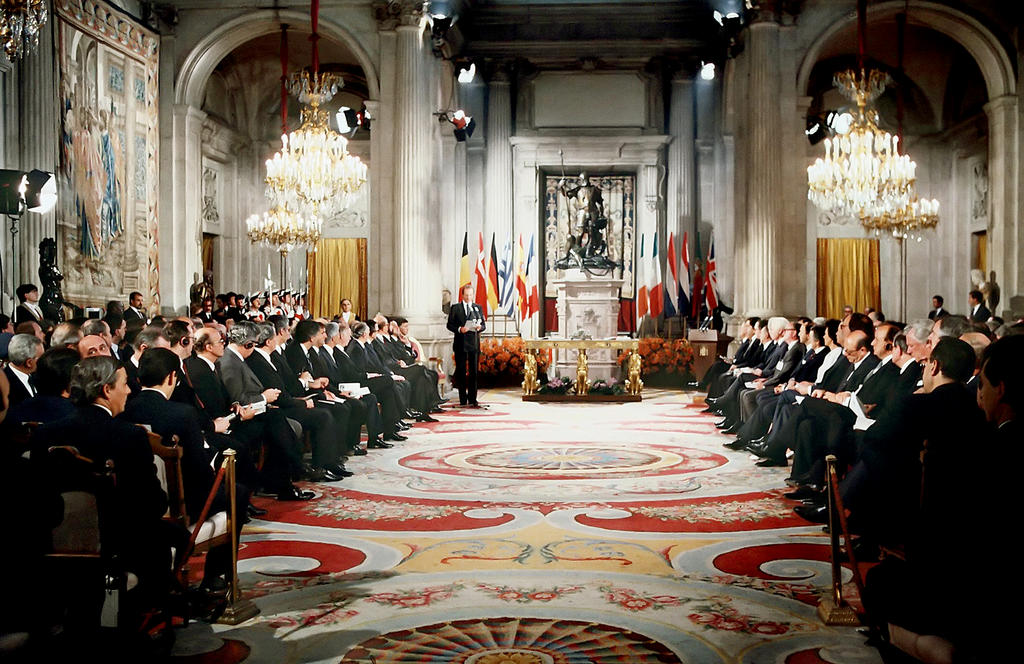 Juan Carlos Ier lors de la cérémonie de signature du traité d'adhésion de l'Espagne aux Communautés européennes (Madrid, 12 juin 1985)