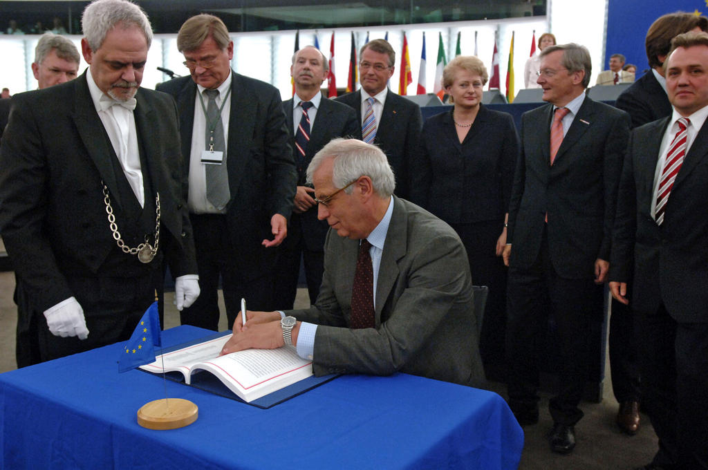 Josep Borrell Fontelles signant l'accord sur les perspectives financières 2007-2013
