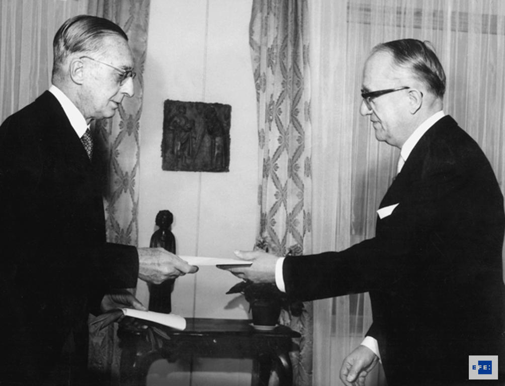 Remise des lettres de créance de l'ambassadeur Carlos de Miranda à Walter Hallstein (Bruxelles, 9 décembre 1960)