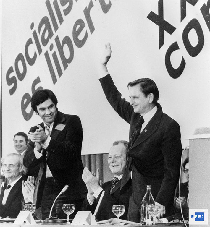 XXVIIe Congrès du PSOE: Felipe González, Willy Brandt et Olof Palme (Madrid, 5 décembre 1976)