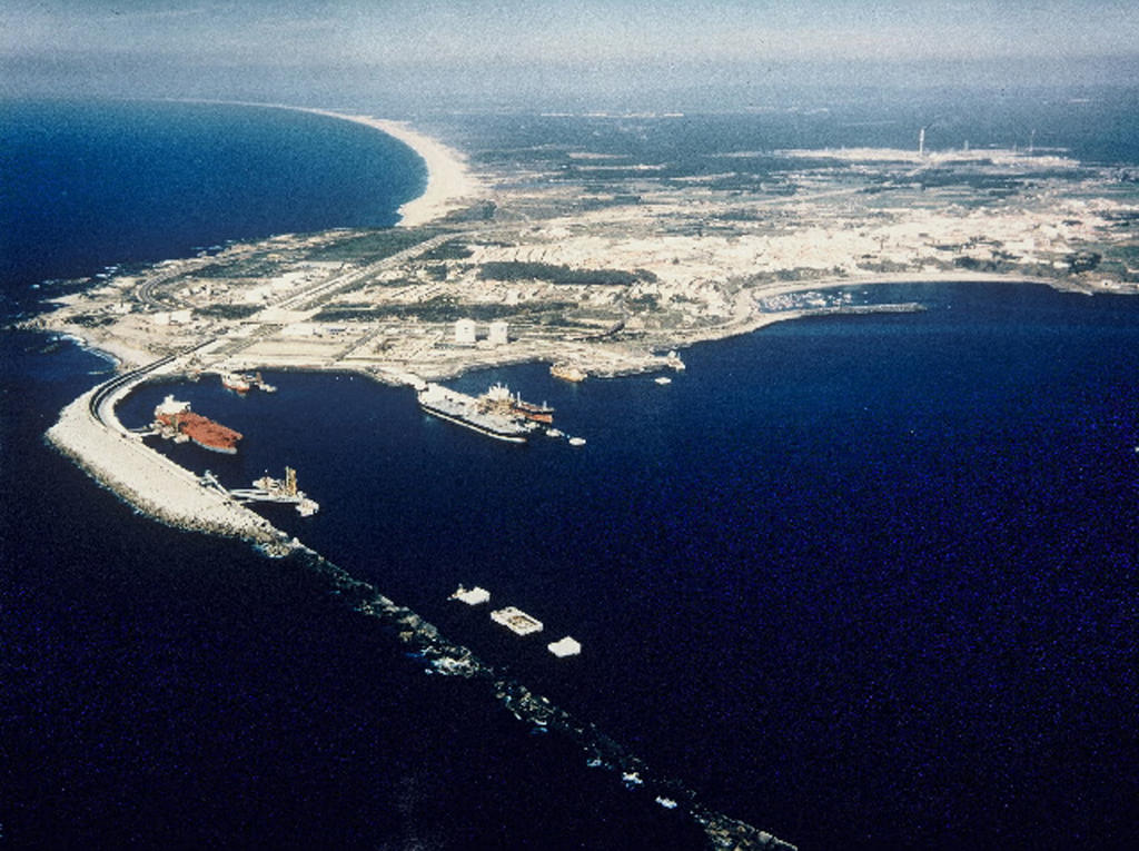 Exemple d'intervention du Fonds européen de développement régional (FEDER): vue du port de Sines avant la restauration (Portugal, 30 juin 1989)