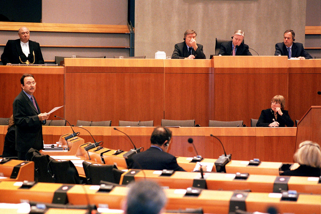 Juan Manuel Fabra Vallés submits the annual report of the European Court of Auditors (Brussels, 4 December 2003)