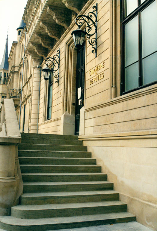 De ingangsdeur van de Kamer van Afgevaardigden in Luxemburg