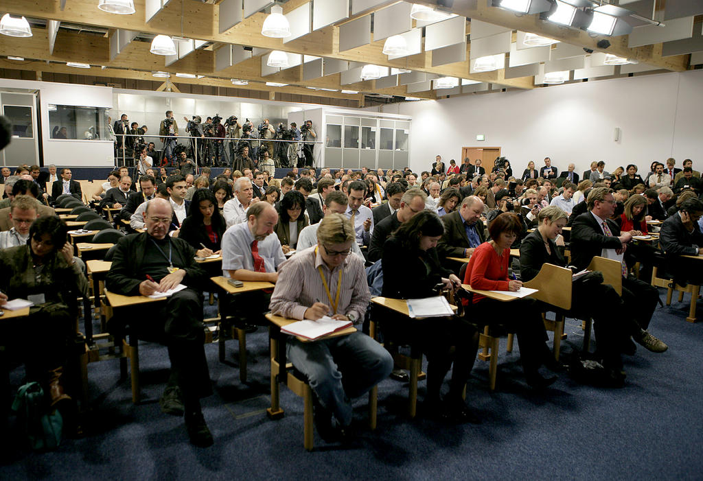 Vue générale d'une conférence de presse du Conseil (Luxembourg, 3 octobre 2005)