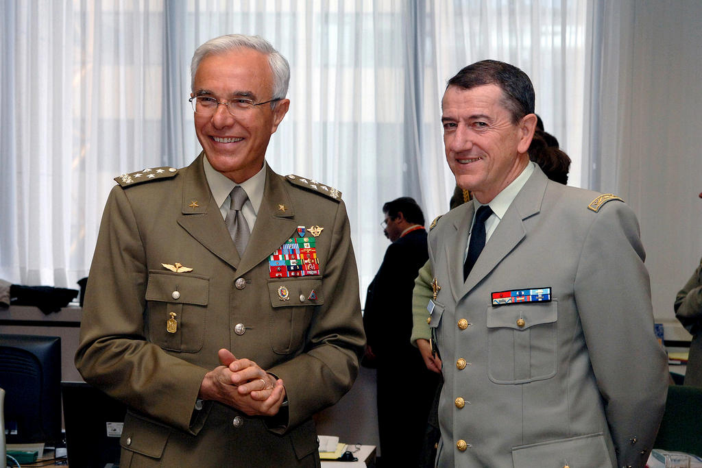 General Rolando Mosca Moschini und General Jean-Paul Perruche (Brüssel, 23. Mai 2005)