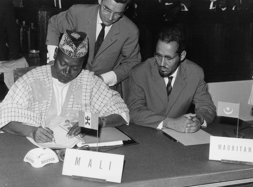 Jean-Marie Koné et Mohammed Sidi signant la convention de Yaoundé I (20 juillet 1963)