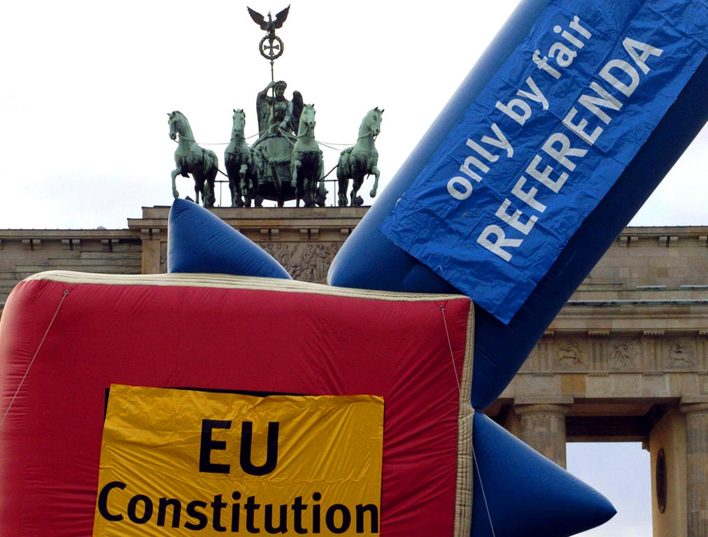 Manifestations en Allemagne appelant à un référendum sur le traité constitutionnel européen (Berlin, 18 février 2004)