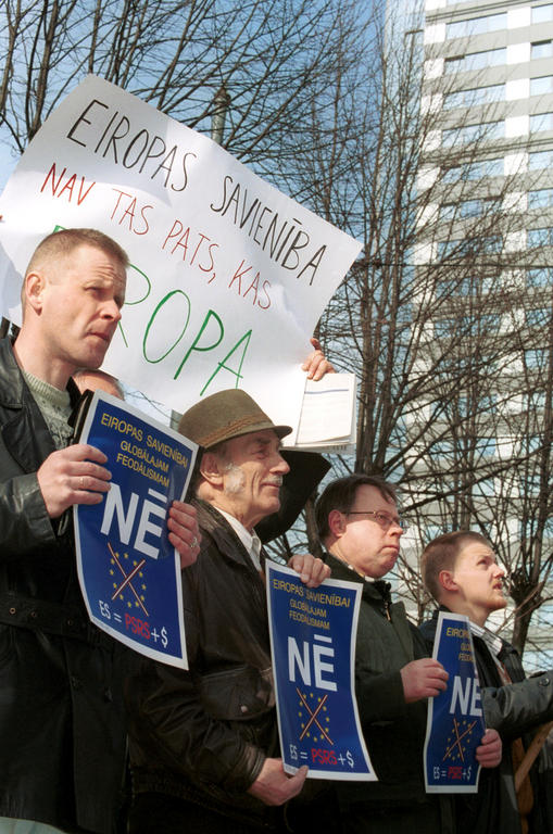 Manifestation contre l'adhésion de la Lettonie à l'Union européenne (Riga, 15 avril 2003)