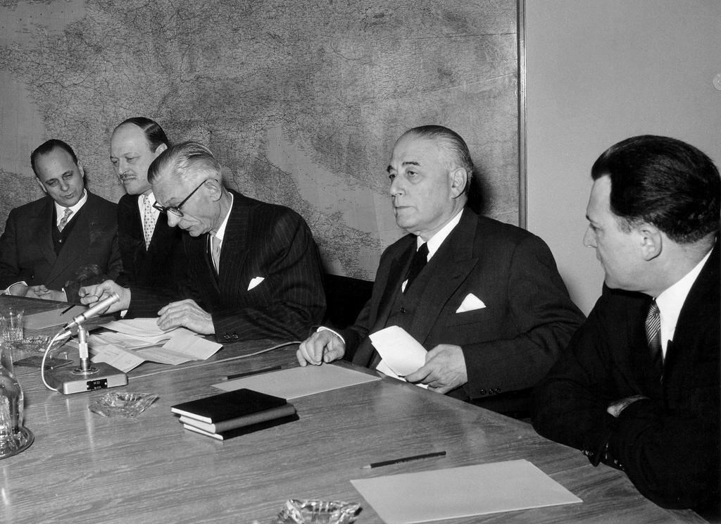 Passation de pouvoirs entre René Mayer et Paul Finet à la tête de la Haute Autorité (Luxembourg, 13 janvier 1958)