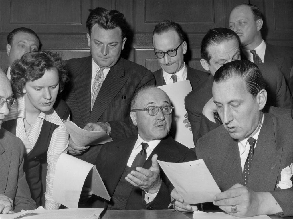 Jean Monnet prepares for the press conference (Luxembourg, 30 April 1953)