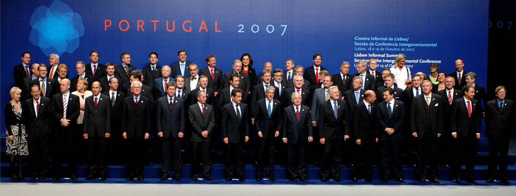 Photo de famille lors de la session de clôture de la Conférence intergouvernementale (18 octobre 2007)