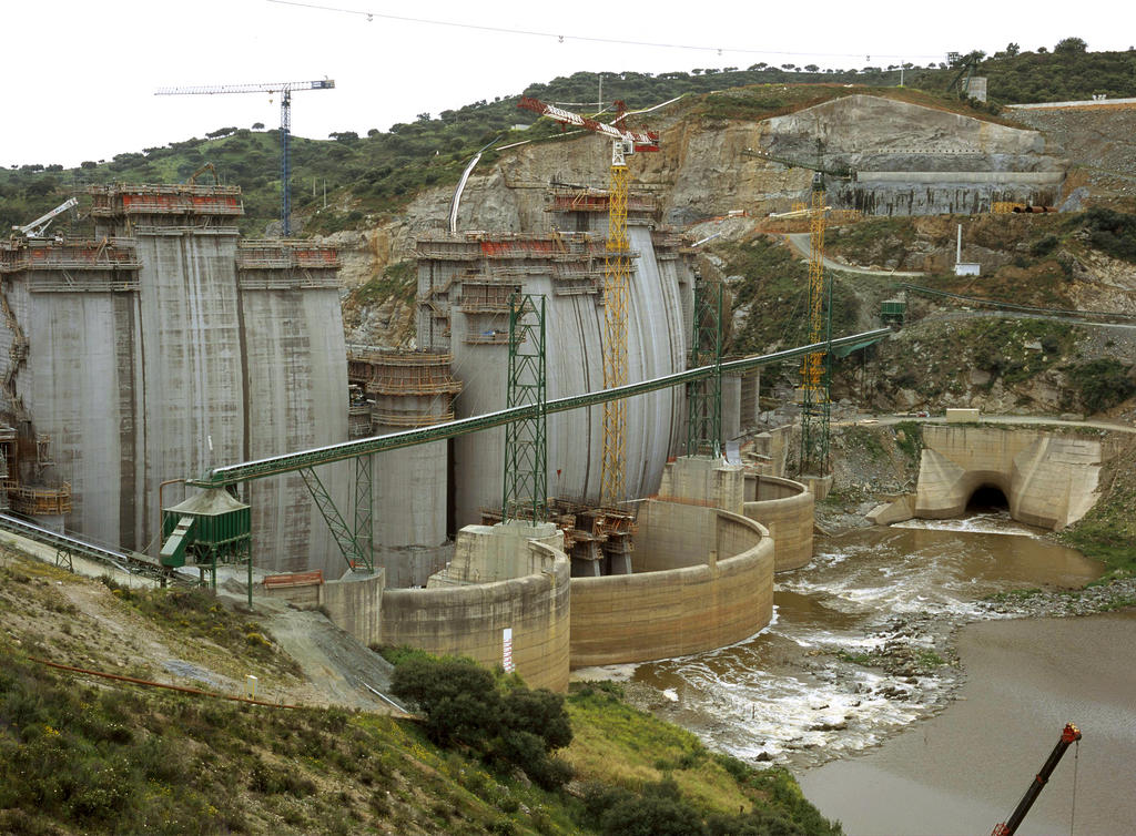 Exemple de financement par les Fonds structurels: chantier du barrage d'Alqueva (1999)
