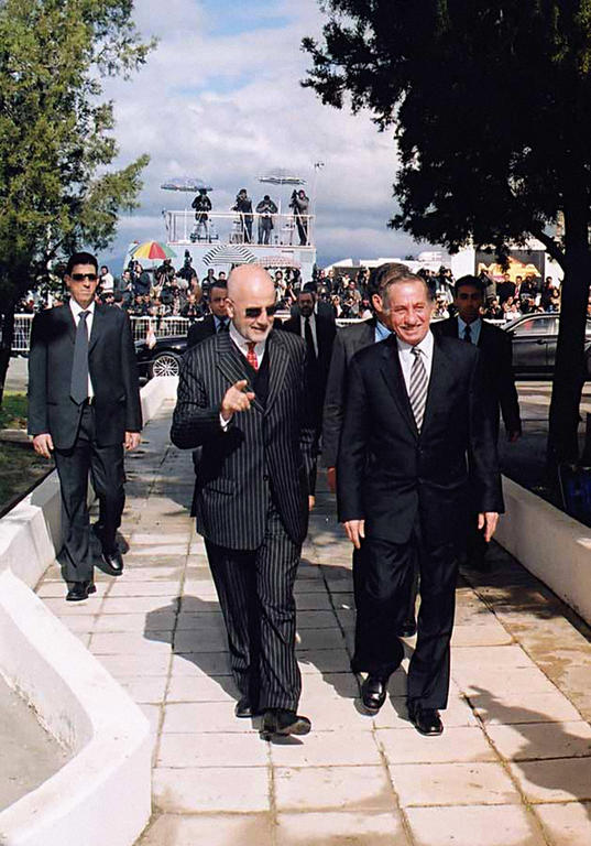 Alvaro de Soto and Tassos Papadopoulos during negotiations on the Cypriot question (Nicosia, 19 February 2004)