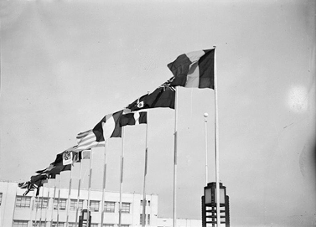 Drapeaux des pays participant à la session du Conseil de l’Atlantique Nord (Lisbonne, 20-25 février 1952)