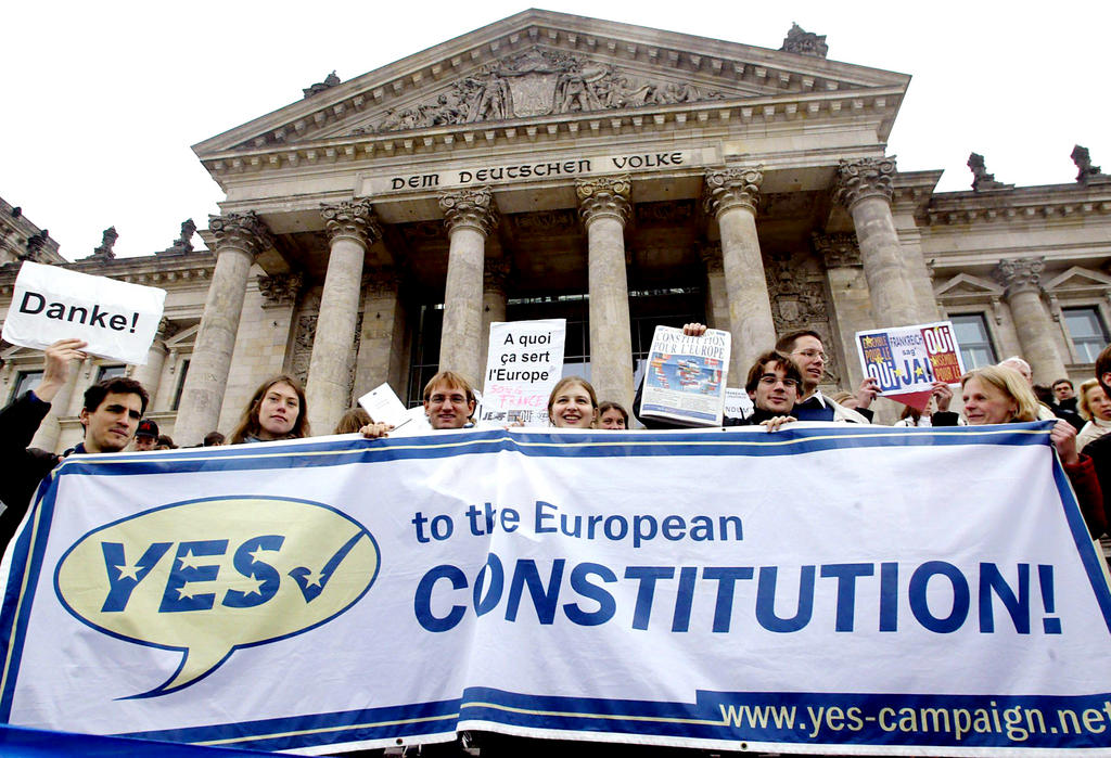 Manifestants en faveur de la Constitution européenne devant le Bundestag (Berlin, 12 mai 2005)