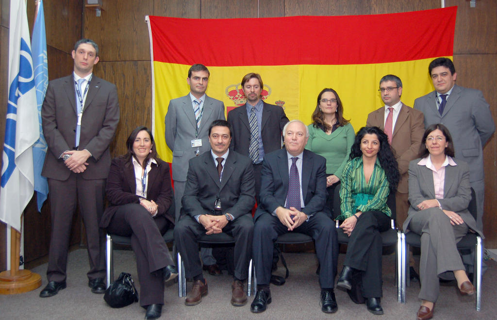 Miguel Ángel Moratinos y los miembros españoles de la misión de la OSCE en Kosovo (27 de febrero de 2007)