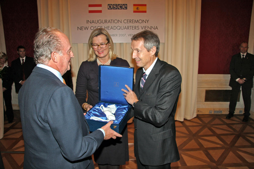 Juan Carlos recibe un obsequio con motivo de la inauguración de la nueva Secretaría de la OSCE (Viena, 21 de noviembre de 2007)