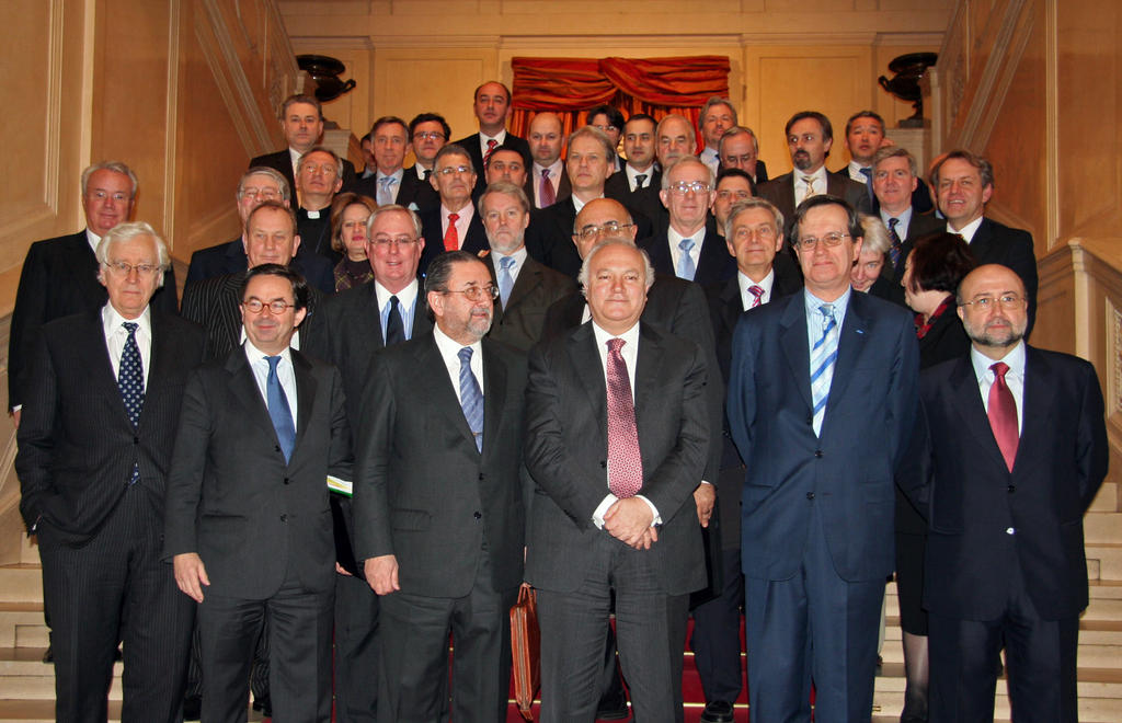 Group photo of OSCE officials with Miguel Ángel Moratinos (Vienna, 11 January 2007)