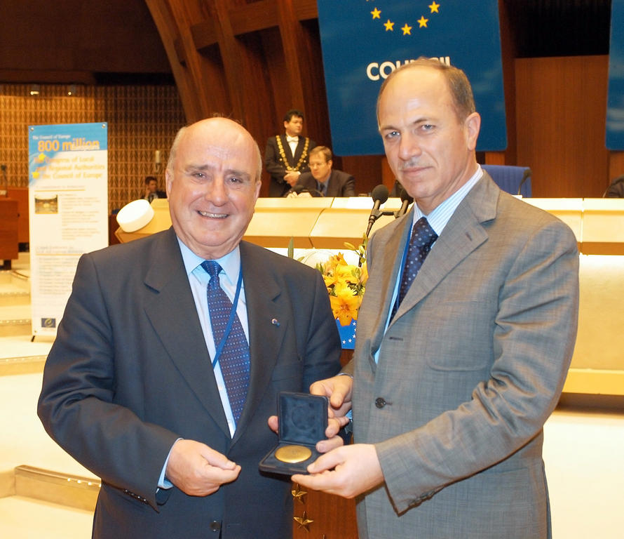 Presentation of the Pro Merito Medal to Llibert Cuatrecasas (Strasbourg, 26 May 2004)