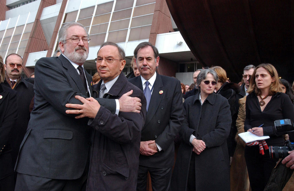Council of Europe staff pay tribute to the victims in Madrid (Strasbourg, 12 March 2004)