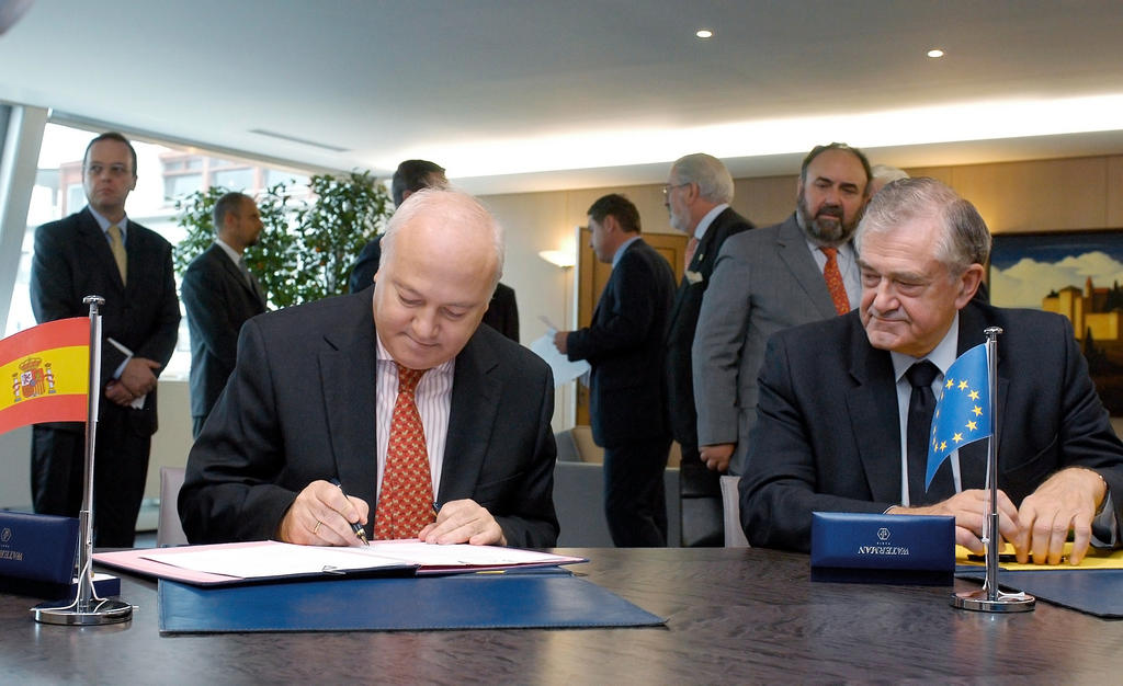 Miguel Ángel Moratinos and Terry Davis (Strasbourg, 4 October 2005)