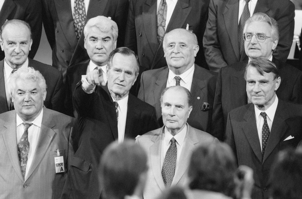 Photo de famille prise lors du troisième sommet de la CSCE (Helsinki, 9 et 10 juillet 1992)