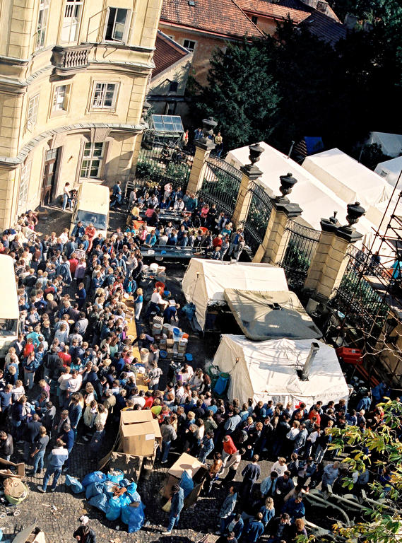 Refugees from the GDR in front of the FRG Embassy in Prague (30 September 1989)