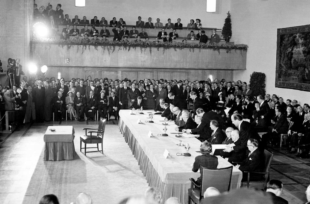 Vue d'ensemble de la salle de signature des Accords de Bonn (26 mai 1952)
