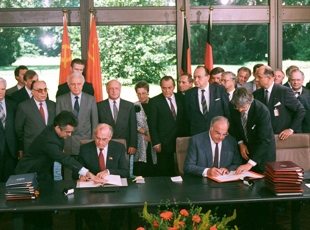 Signature par Mikhaïl Gorbatchev et Helmut Kohl d'une déclaration commune (Bonn, 13 juin 1989)