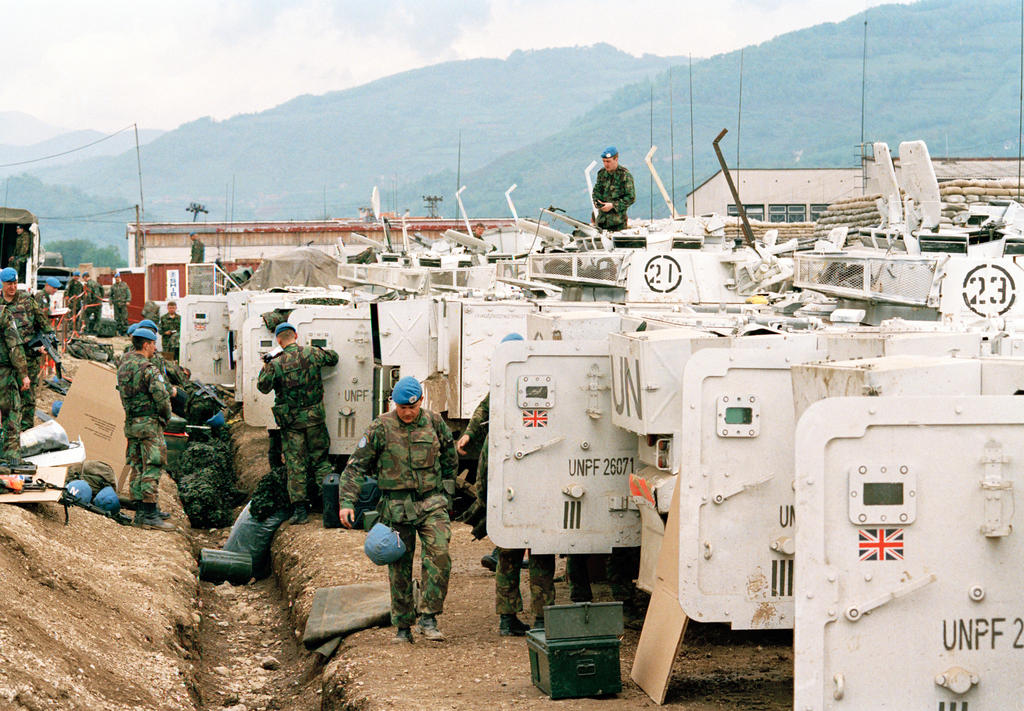 Véhicules militaires blindés de la FORPRONU en Bosnie-Herzégovine (Stari Vitez, 1er mai 1994)