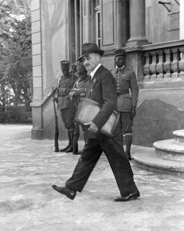 Jean Monnet in front of the Lycée Fromentin in Algiers (1943)