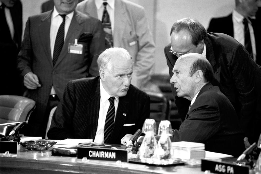 Willem van Eekelen et Manfred Wörner lors de la première réunion entre le Conseil de l'Atlantique Nord et le Conseil de l'UEO (Bruxelles, 21 mai 1992)