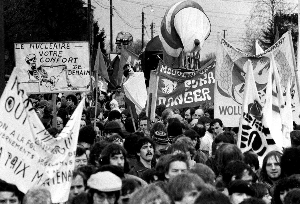 Manifestation contre l'implantation d'euromissiles à la base de Florennes (23 avril 1983)