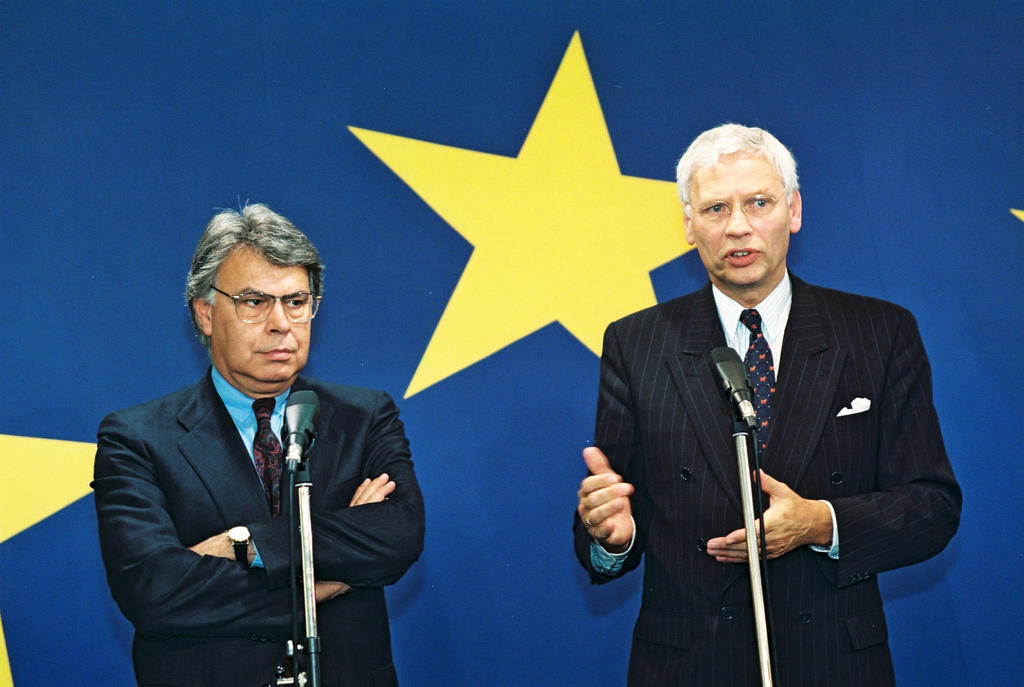 Felipe González Márquez et Hans van den Broek (Bruxelles, 8 mai 1998)