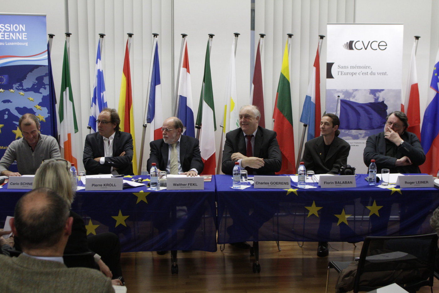Les intervenants de la table ronde "Les caricaturistes et l’Europe: le pouvoir de l’image"