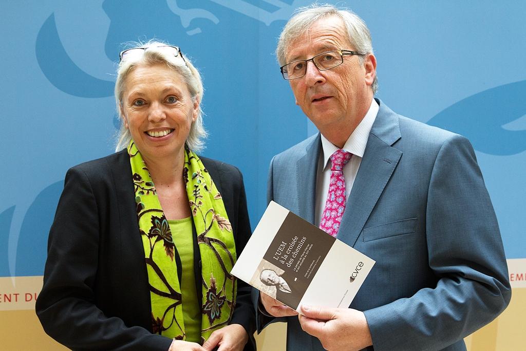 Remise des Actes de la conférence "L'UEM à la croisée des chemins" à Jean-Claude Juncker