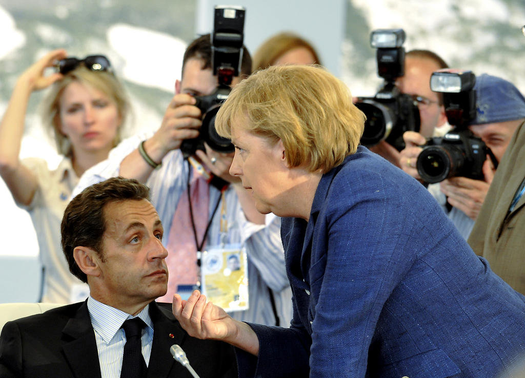 Nicolas Sarkozy und Angela Merkel auf dem G8-Gipfel (Aquila, 8. Juli 2009)