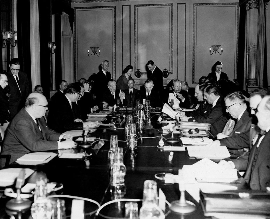 Vue générale de la réunion du Conseil des ministres de l'UEO à Grosvenor Place (Londres, 10 avril 1962)