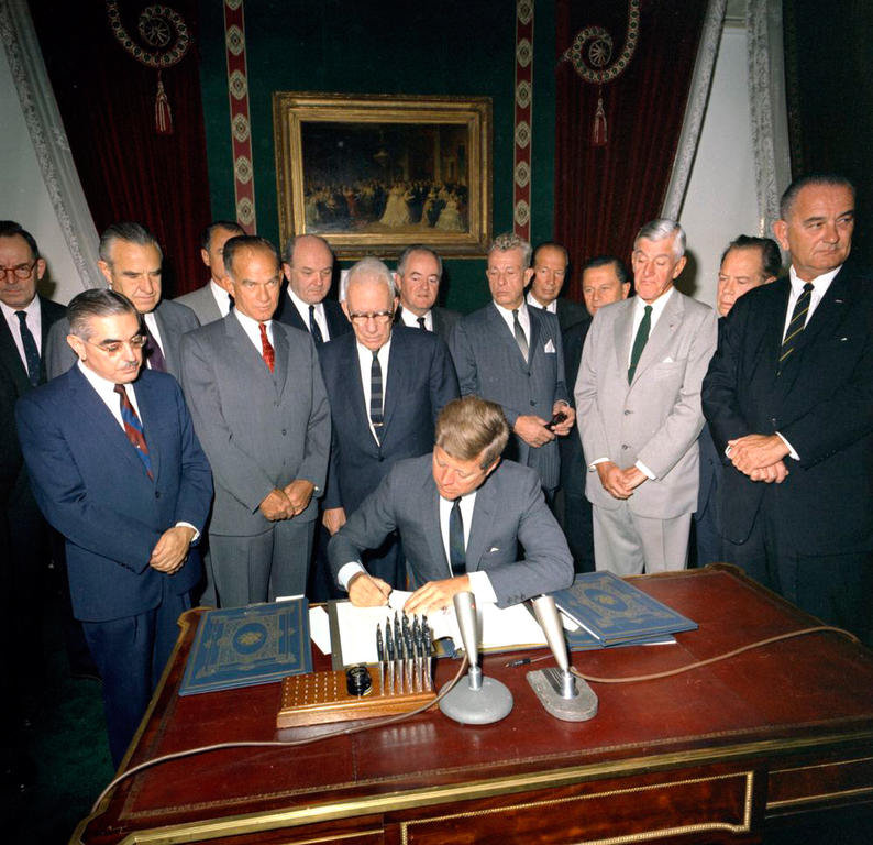 John F. Kennedy signe le traité d'interdiction partielle des essais nucléaires (Washington, 7 octobre 1963)