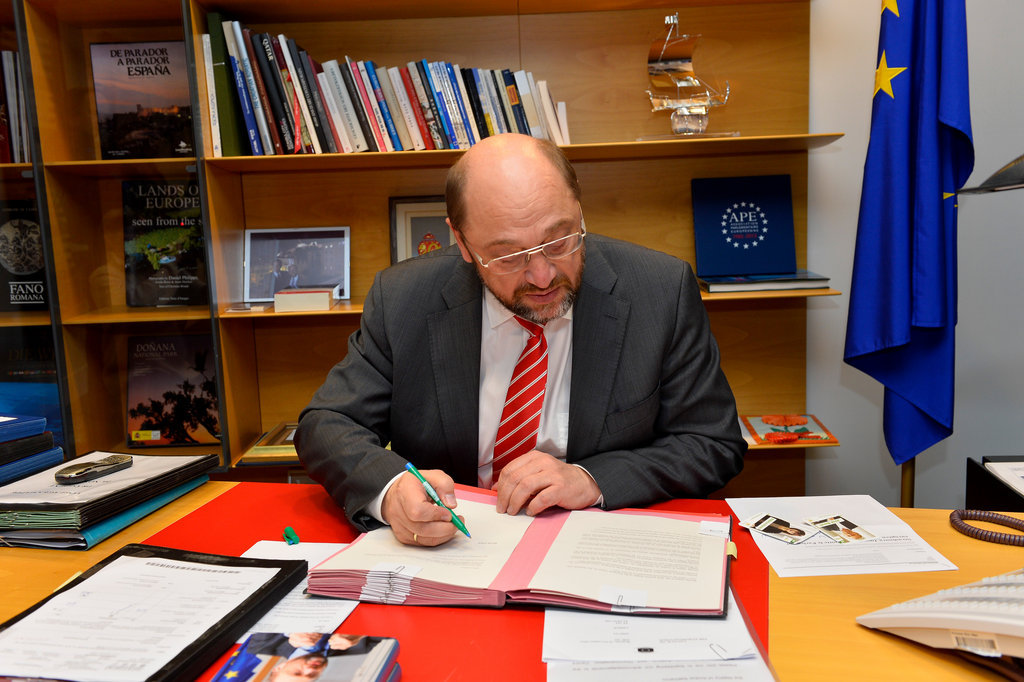 Martin Schulz signing the 2014 budget (Strasbourg, 20 November 2013)