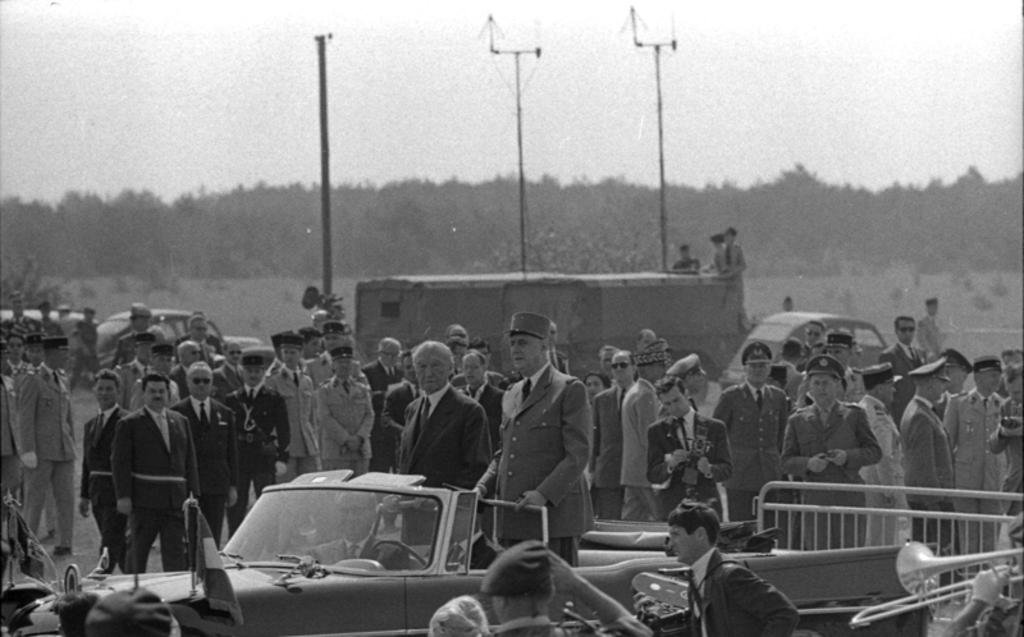 Défilé de troupes franco-allemandes au camp militaire de Mourmelon près de Reims en présence de Charles de Gaulle et Konrad Adenauer (8 juillet 1962)