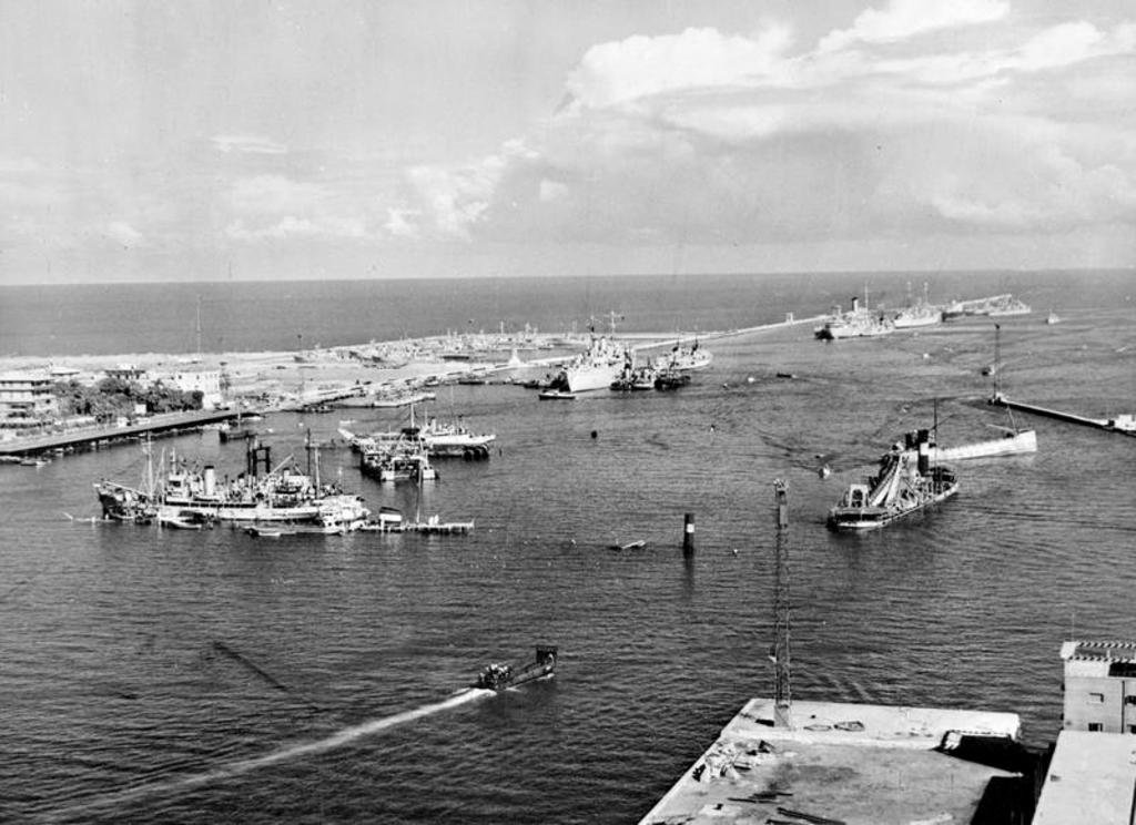 Vue générale du canal de Suez obstrué par des navires endommagés et coulés par les autorités égyptiennes (Port Said, 1956)