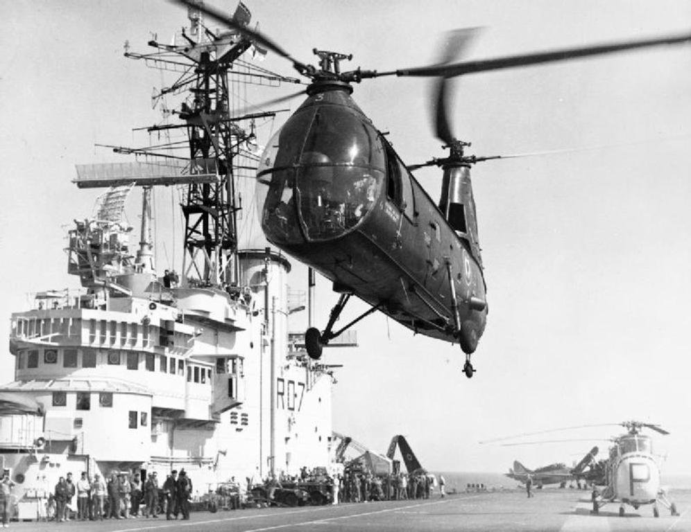 Coopération franco-britannique lors d'un exercice naval de l'OTAN en Méditerranée (Mai 1957)