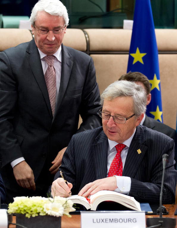 Signature par Jean-Claude Juncker du traité sur la stabilité, la coordination et la gouvernance au sein de l'Union économique et monétaire (Bruxelles, 2 mars 2012)