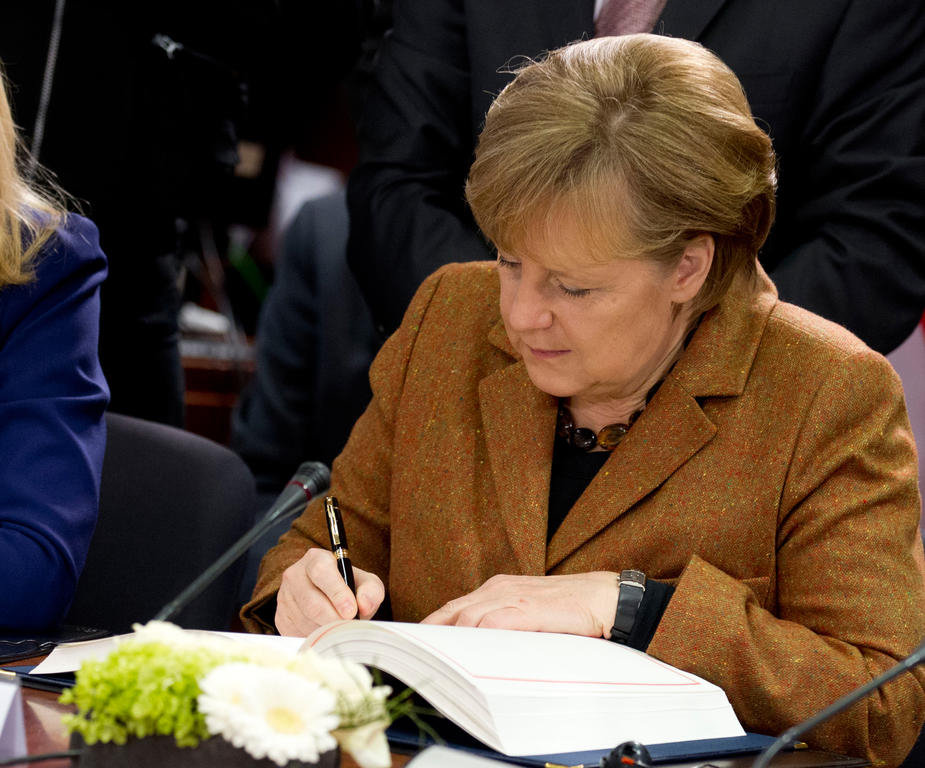 Signature par Angela Merkel du traité sur la stabilité, la coordination et la gouvernance au sein de l'Union économique et monétaire (Bruxelles, 2 mars 2012)