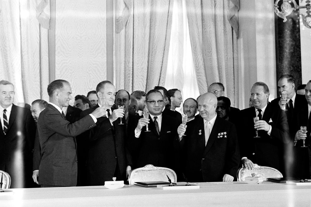 Cérémonie de signature du traité d'interdiction partielle des essais nucléaires (Moscou, 5 août 1963)